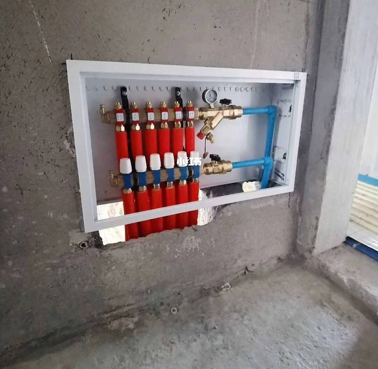 地暖分水器安装位置应靠近入户主管道 一个节省入门时间的优选方案